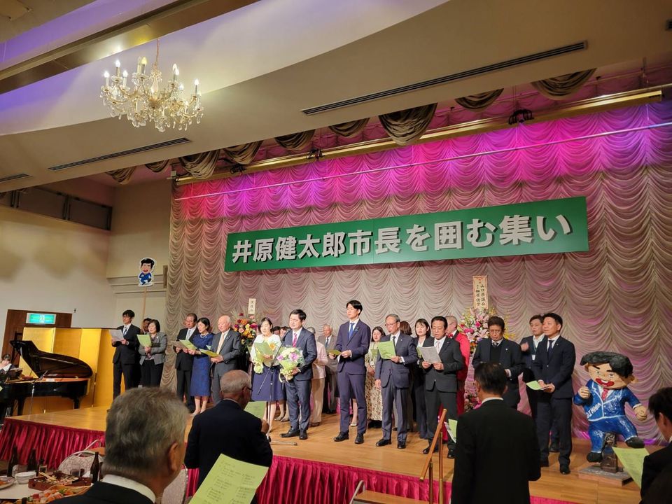 井原健太郎市長を囲む集い

が盛大に開催されました。

市長からpic2