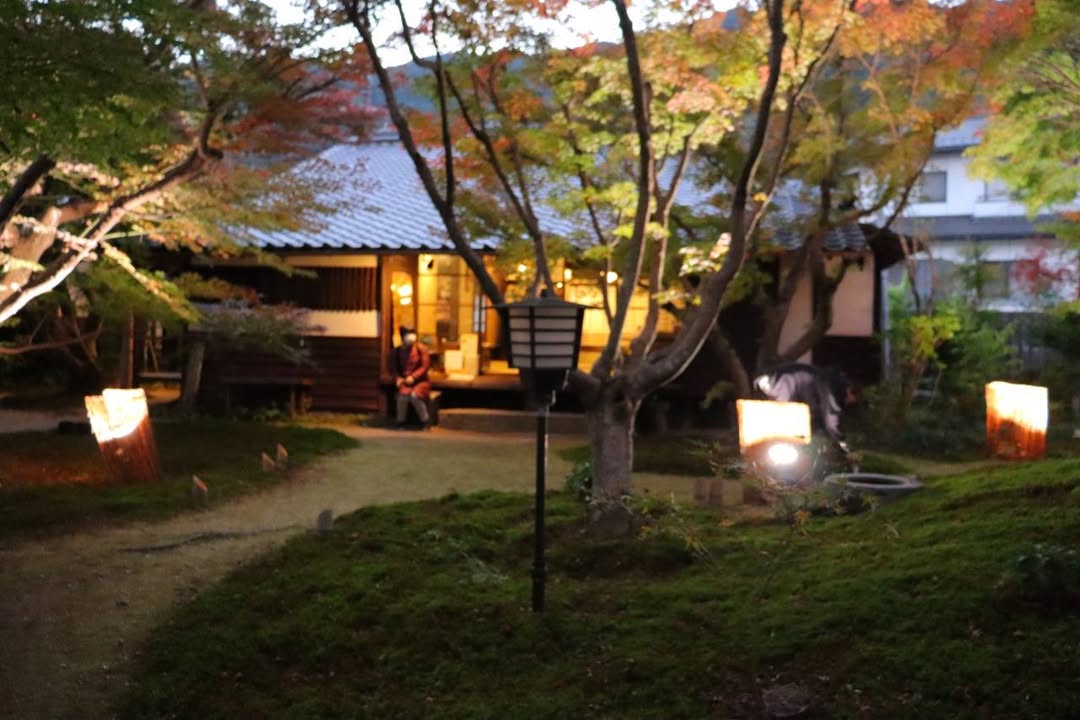 宇野千代さんの生家で「もみじ茶会」

紅葉と苔のコントラストが美pic4