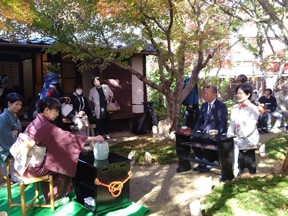 宇野千代さんの生家で「もみじ茶会」

紅葉と苔のコントラストが美pic7