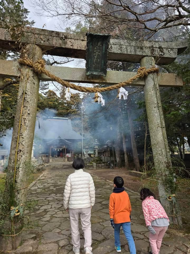 新年明けましておめでとうございます。

初詣に行ってきました。
pic1