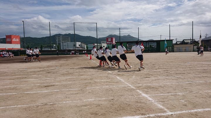 週末は高校や中学校の運動会へ。

高校生のたくましい姿を見て、親