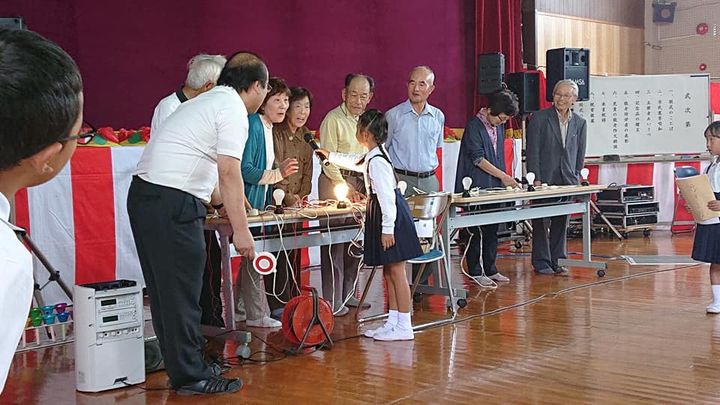 伊陸(いかち)地区の敬老会。

小学生が司会のご長寿クイズ！盛り