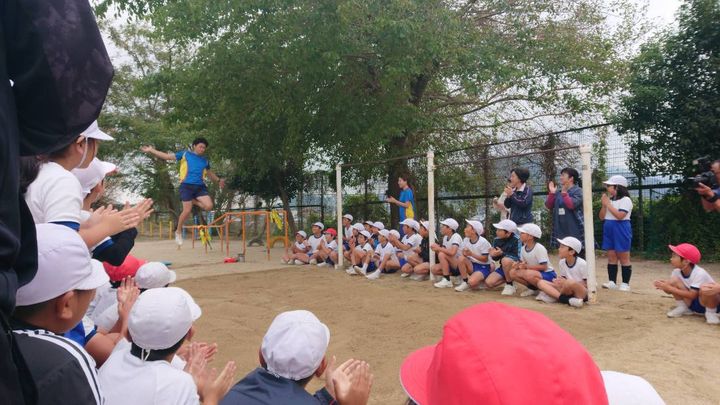 トップアスリートによる陸上教室が、大畠小学校で開かれました。

