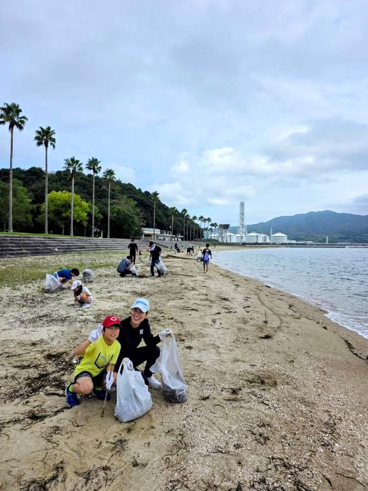 斉藤道場の子どもたちと一緒に、海岸に流れ着いたごみを拾いました。