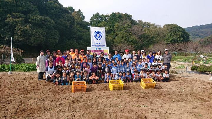 柳井西ロータリー地域共同体主催の
第11回保育園合同芋掘り大会にpic4