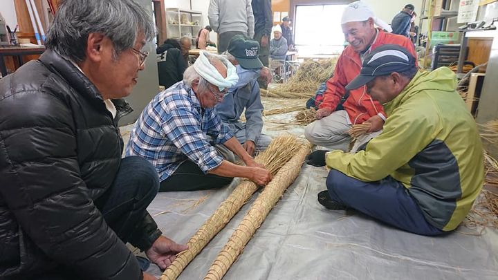 午後からは、伊保庄の賀茂神社に飾る、しめ縄作りに参加。

一年間pic2