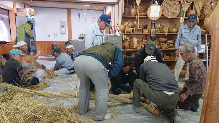 午後からは、伊保庄の賀茂神社に飾る、しめ縄作りに参加。

一年間pic3