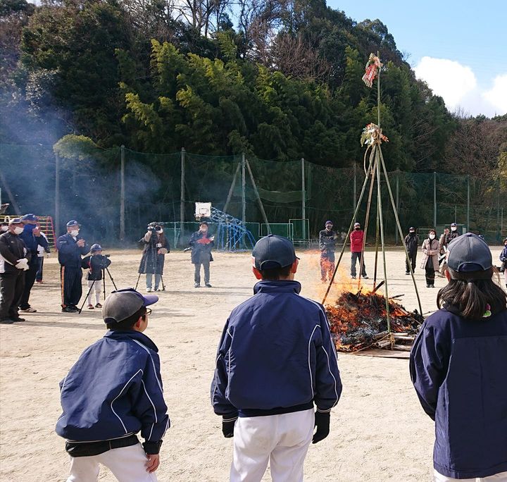 柳北地区のどんど焼き

コロナの終息をお祈りさせていただきました