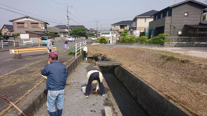 今朝は地域の清掃活動へ。

子供や若い方の参加も。

みんなで力