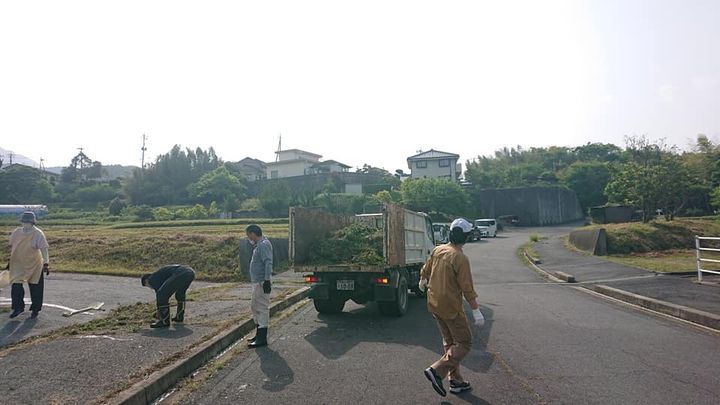 今朝は地域の清掃活動へ。

子供や若い方の参加も。

みんなで力pic2