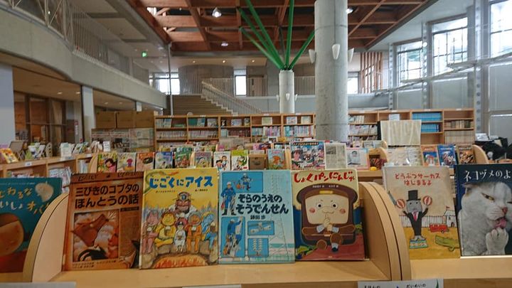 柳井小学校の図書館。
学校の中心にあって、どこからでも入れる、開