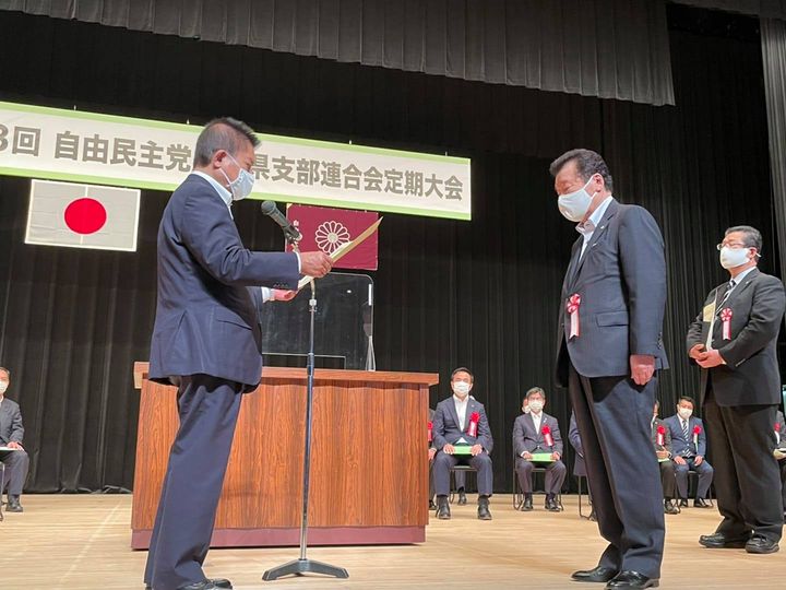 自民党山口県連の年に一度の定期大会。

広い会場で間隔をあけ、
