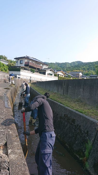 今日は自治会の清掃活動がありました。

きれいになった水路で生き