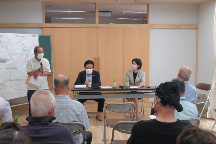 伊陸(いかち)の皆さんとミニ集会。

県道光日積線の課題を聞く。